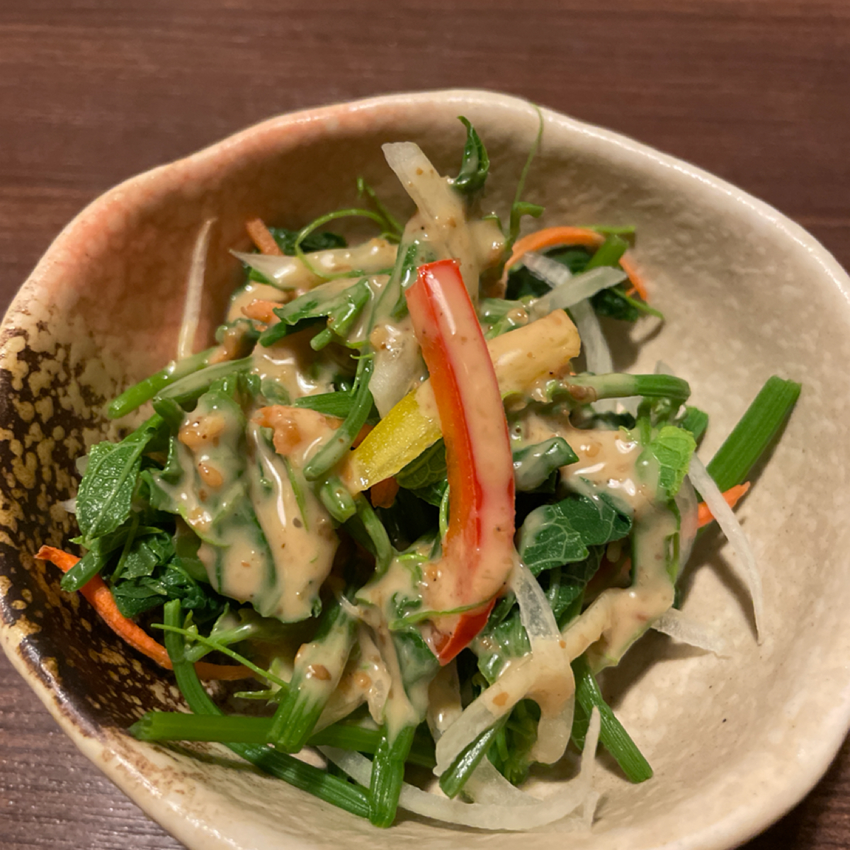 Meal image of 九日味噌燒肉丼專門店: 丼飯附的 胡麻龍鬚菜沙拉
跟外面比起來還有放甜椒、胡蘿蔔，
份量也不會只有一點點塞塞牙縫而已，
是有 shot by 一刻又一嗑