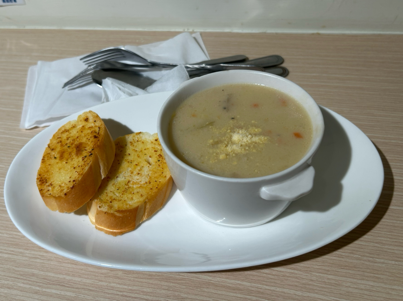Meal image of House 家 pasta 三峽中華店: $30套餐（濃湯+香蒜麵包），麵包烤的很棒 shot by ching