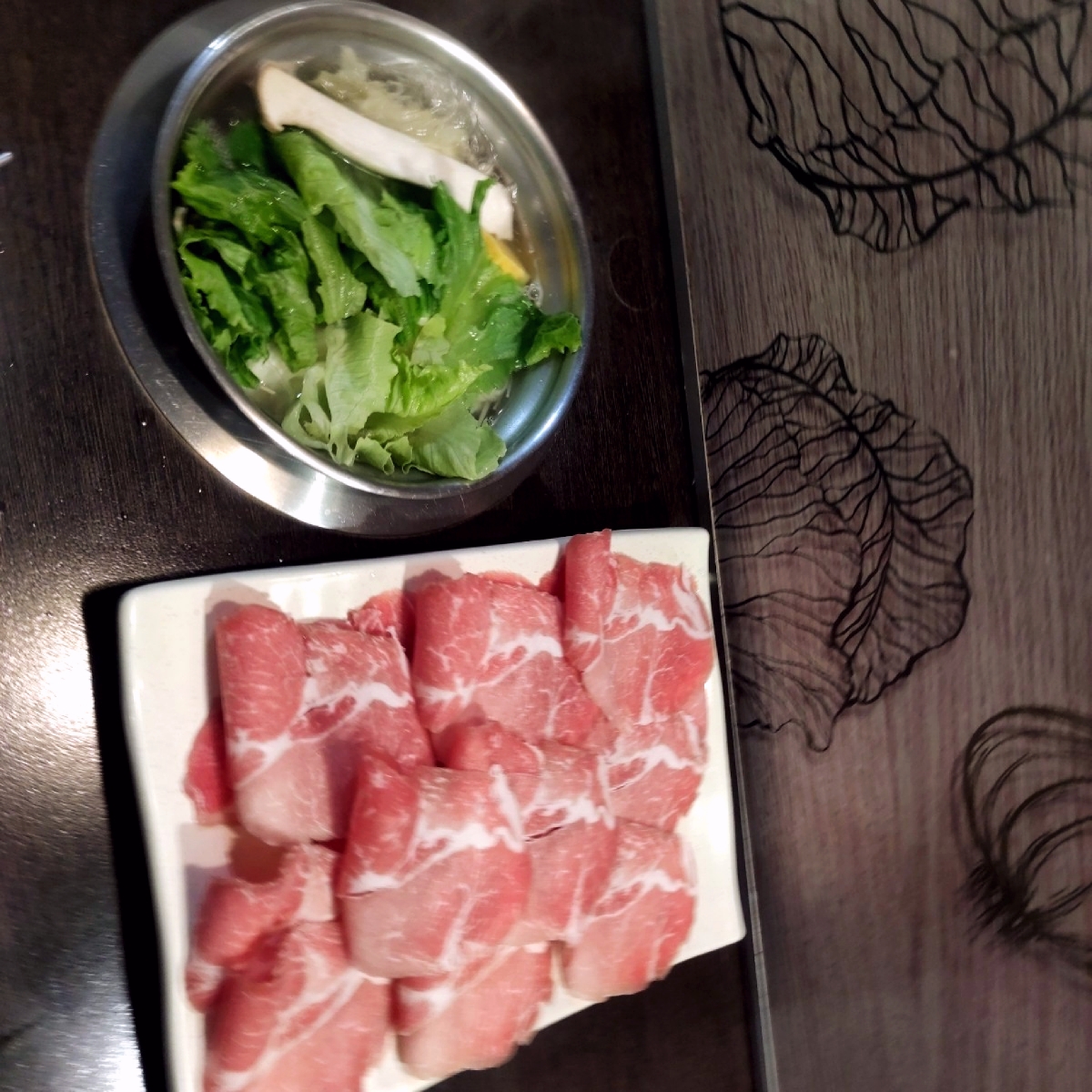 Meal image of 錢都日式涮涮鍋 新莊民安店: 肉多的肉盤，與來不及拍就被放進鍋的菜盤 shot by 禮葉