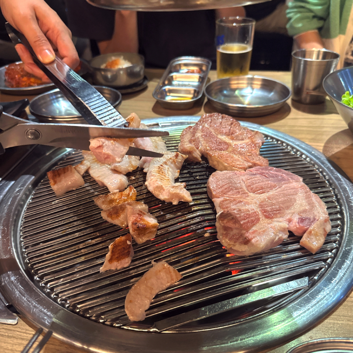 Meal image of 台韓民國 韓式燒肉店: 店員會幫忙切肉烤肉，服務滿好的 shot by 阿波卡