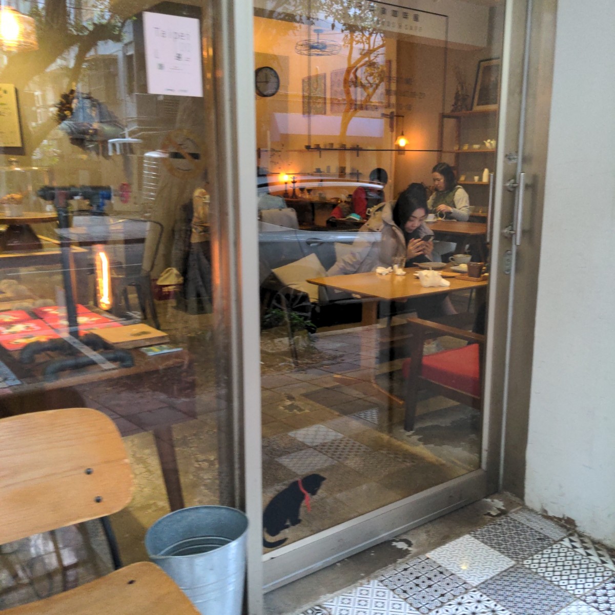 勺子咖啡店 spoon cafe(無限時、無訂位服務) の雰囲気の写真：店內座位 by沒頭腦 