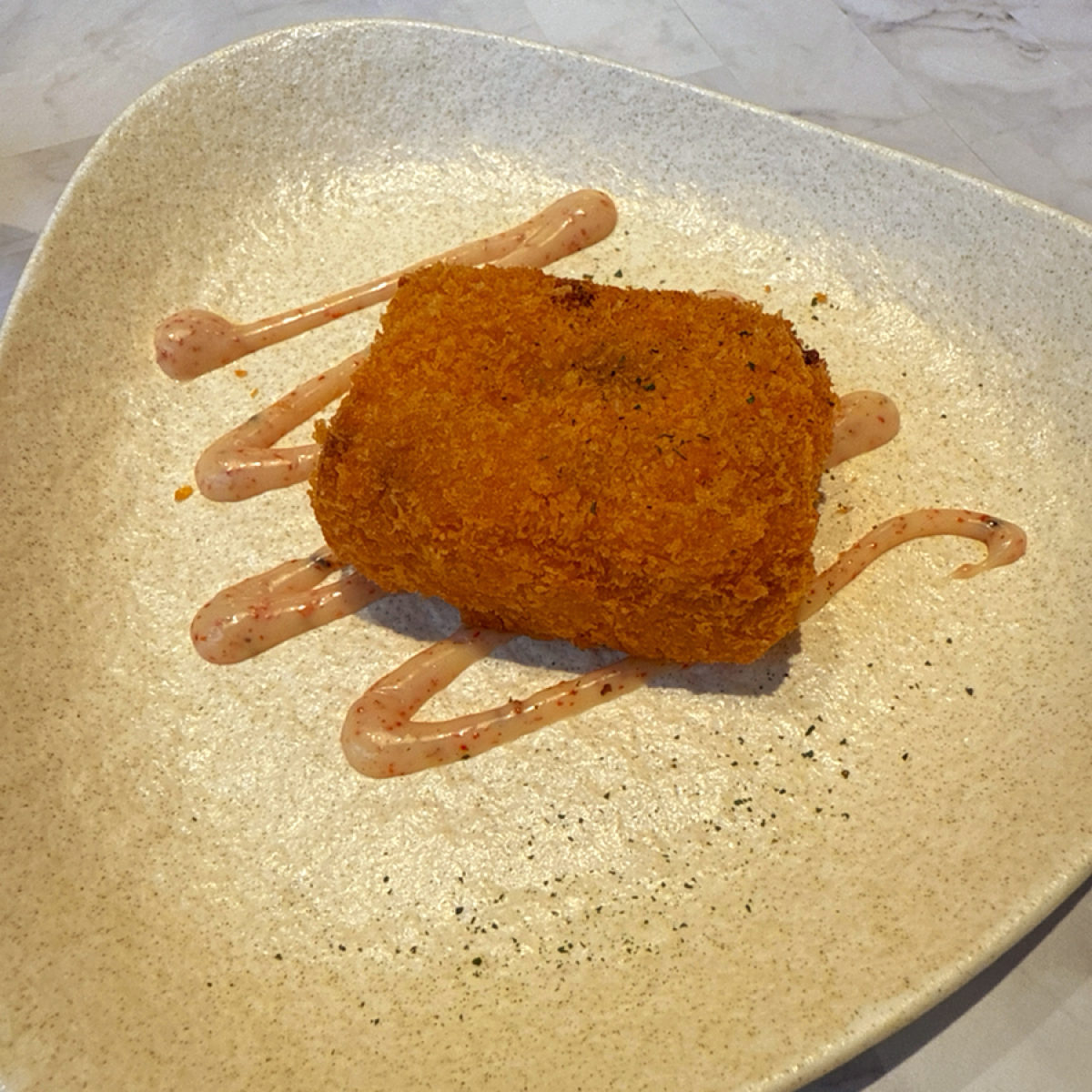 Meal image of 陶板屋 汐止遠雄店: 👀和食-鮭魚烤飯🥰

烤飯糰外皮酥脆、口感紮實，但也因為內餡飽滿豐富的關係，導致吃了幾口就覺得有 shot by 臉書搜尋花貴賓皮蛋