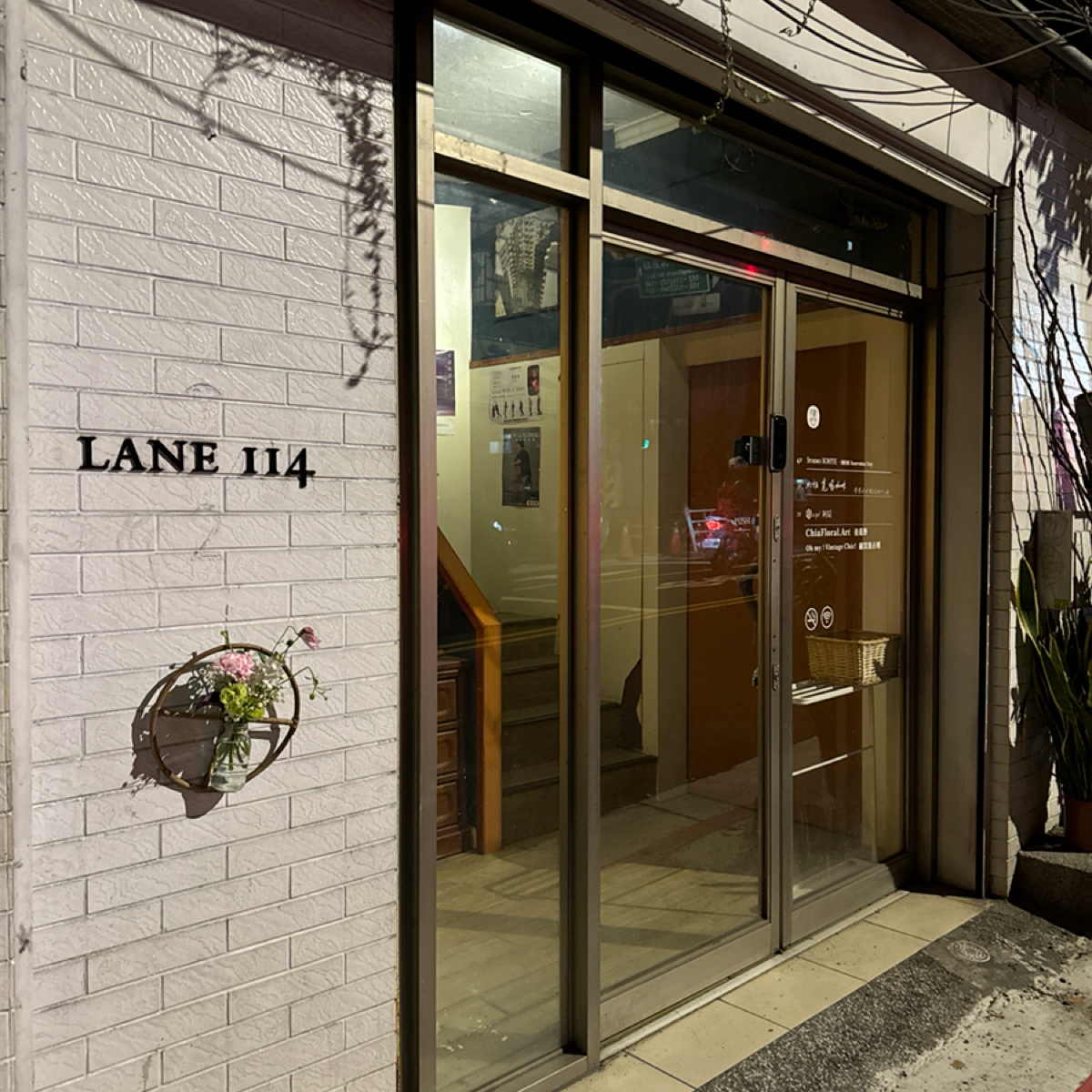 Vibe image of 覓暘咖啡 MIYA CAFE: 門口的長相，這裡平凡到不像會有咖啡廳 shot by Jacker