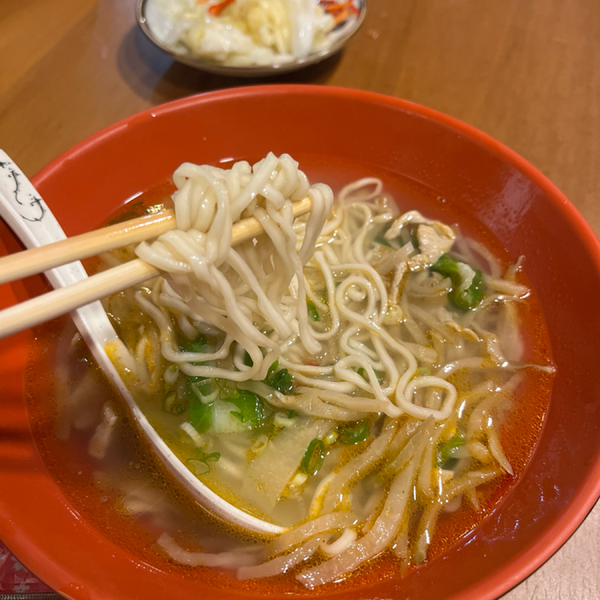 年代客棧牛肉麵 的餐點圖片：榨菜肉絲麵-細麵條 由珍珠奶綠 拍攝