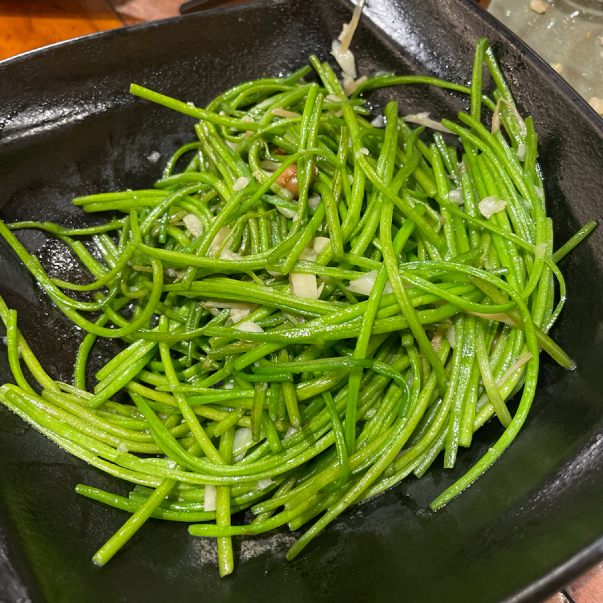Meal image of 港町十三番地 雙十店: 炒水蓮
份量其實不少，只是擺盤上看起來真的有點少。
也是很經典的熱炒店炒法，加上樹子、薑絲，一番風味 shot by 一刻又一嗑