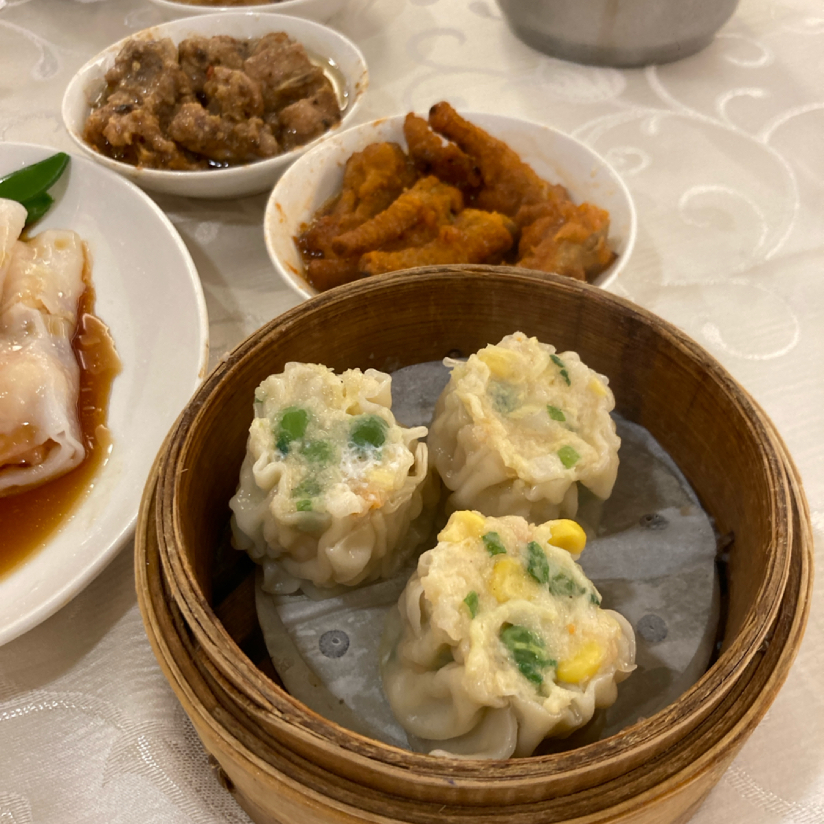 Meal image of 梅花廳-兄弟大飯店: 上面是豉椒蒸鳳爪$120，下面是翡翠蒸燒賣$120，正常發揮沒有特別驚艷 shot by 小蛙