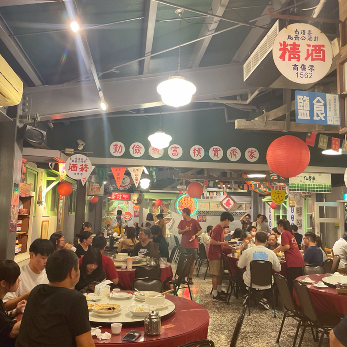 Vibe image of 方正谷眷村菜餐館 台中店: 不說這是餐廳還以為是在辦桌（
當晚客人滿座 shot by 一刻又一嗑