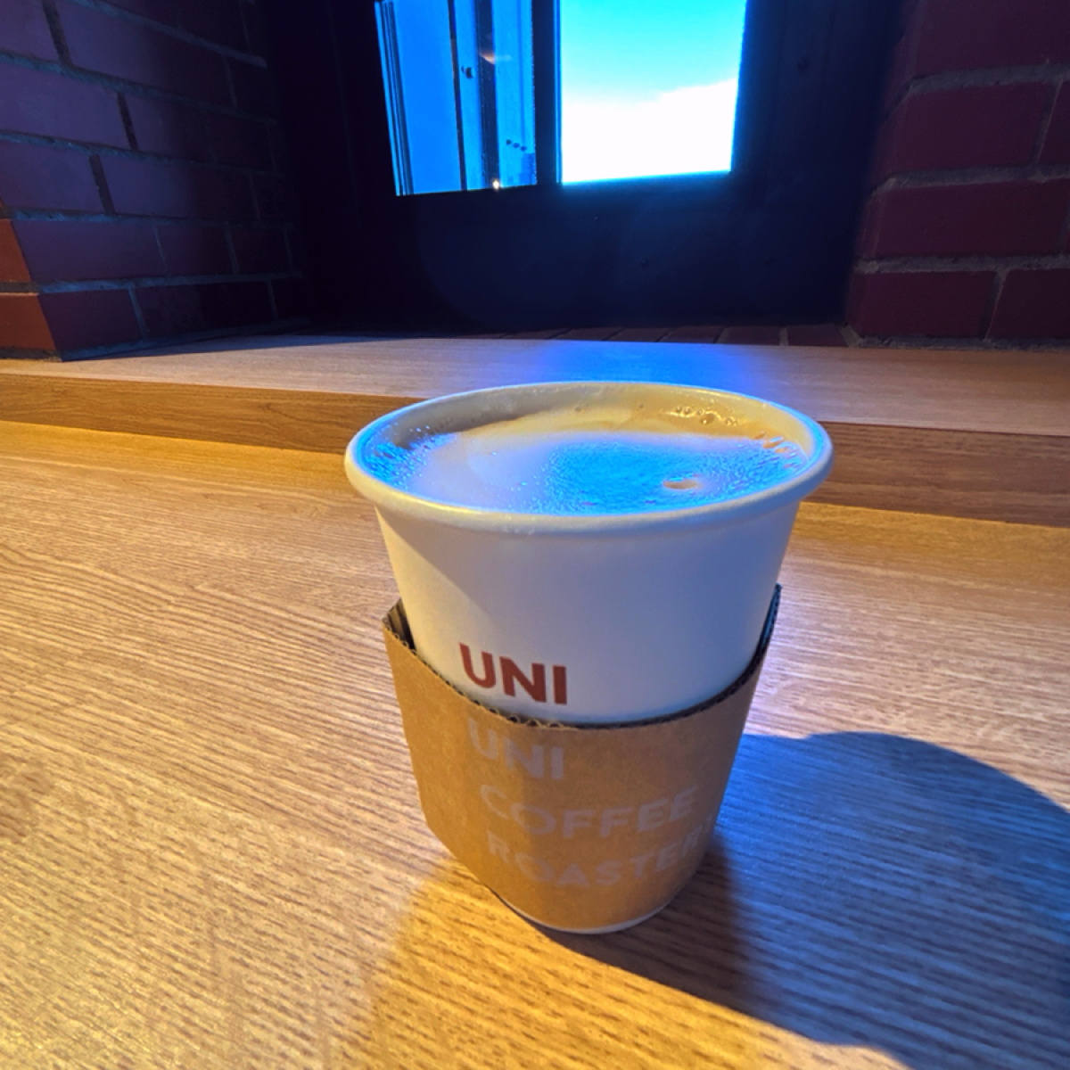 Meal image of UNI COFFEE ROASTERY 横浜赤レンガ倉庫店: 外面是藍天藍海時，拿鐵奶泡也會被反射成藍色 shot by 秋桑