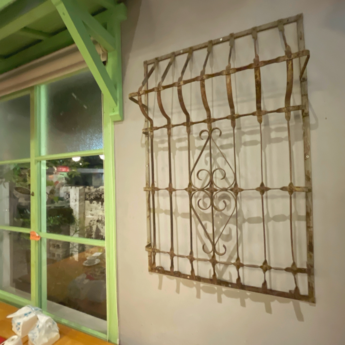 Vibe image of 方正谷眷村菜餐館 台中店: 懷舊的鐵花窗！ shot by 一刻又一嗑