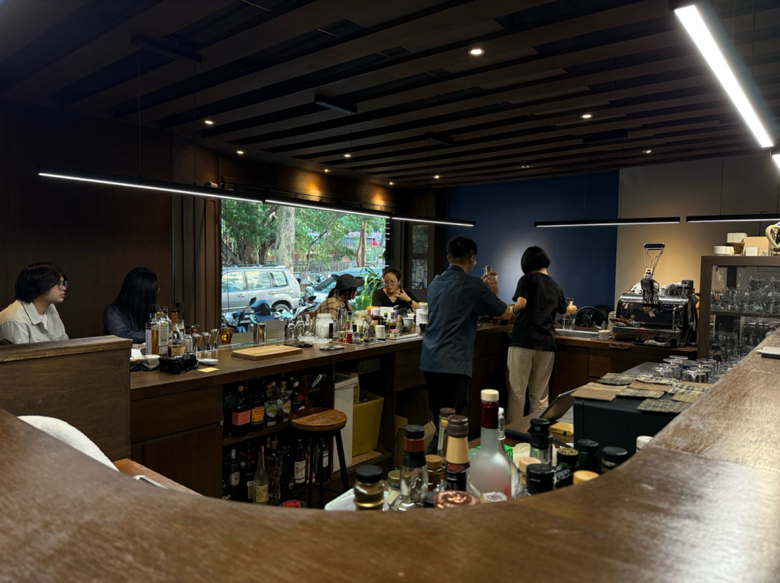 Vibe image of 迴咖啡 CoffeedBack: 此次坐在吧台內部，可以向外一覽整個咖啡廳 shot by 阿波卡