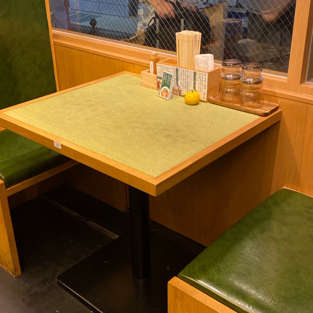 らーめん 鴨 to 葱 的外觀氛圍圖片：除了吧台坐也有兩人桌 由阿鈴s食 拍攝