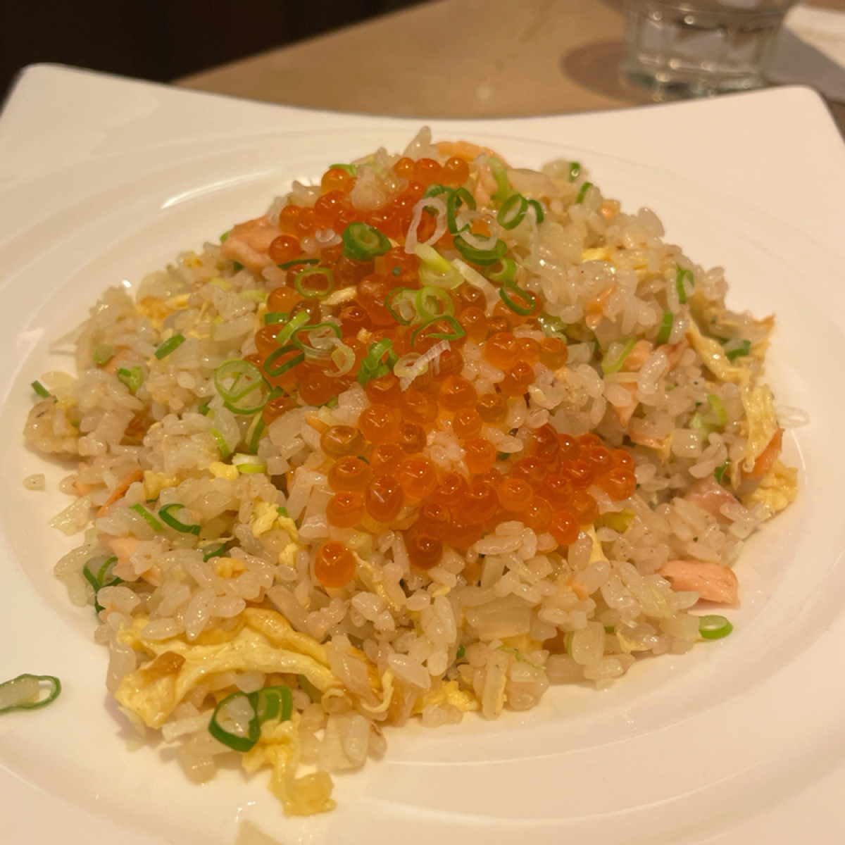 Meal image of Neverland Lite: 鮭魚炒飯 $300（單點價）

炒飯灑滿鮭魚卵，也有不少魚肉，
炒飯也炒得很香，粒粒分明。
是還不錯 shot by 一刻又一嗑