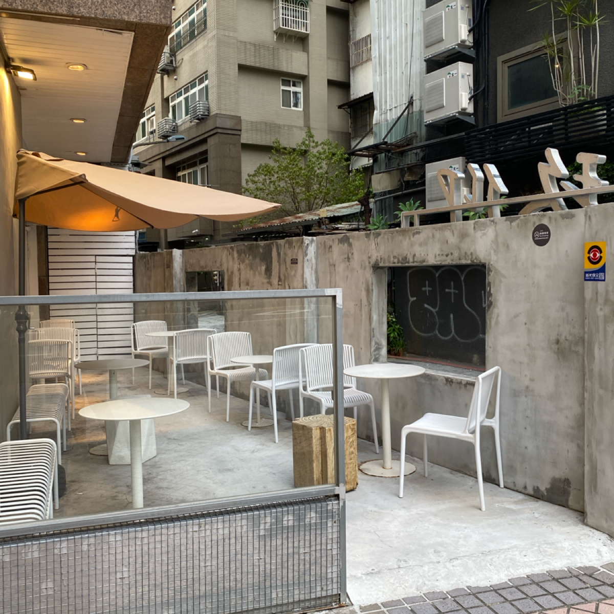 Vibe image of 玖仰茶食文化 jiuyang 民權中山店: 戶外區座位很可愛 shot by 阿鈴s食