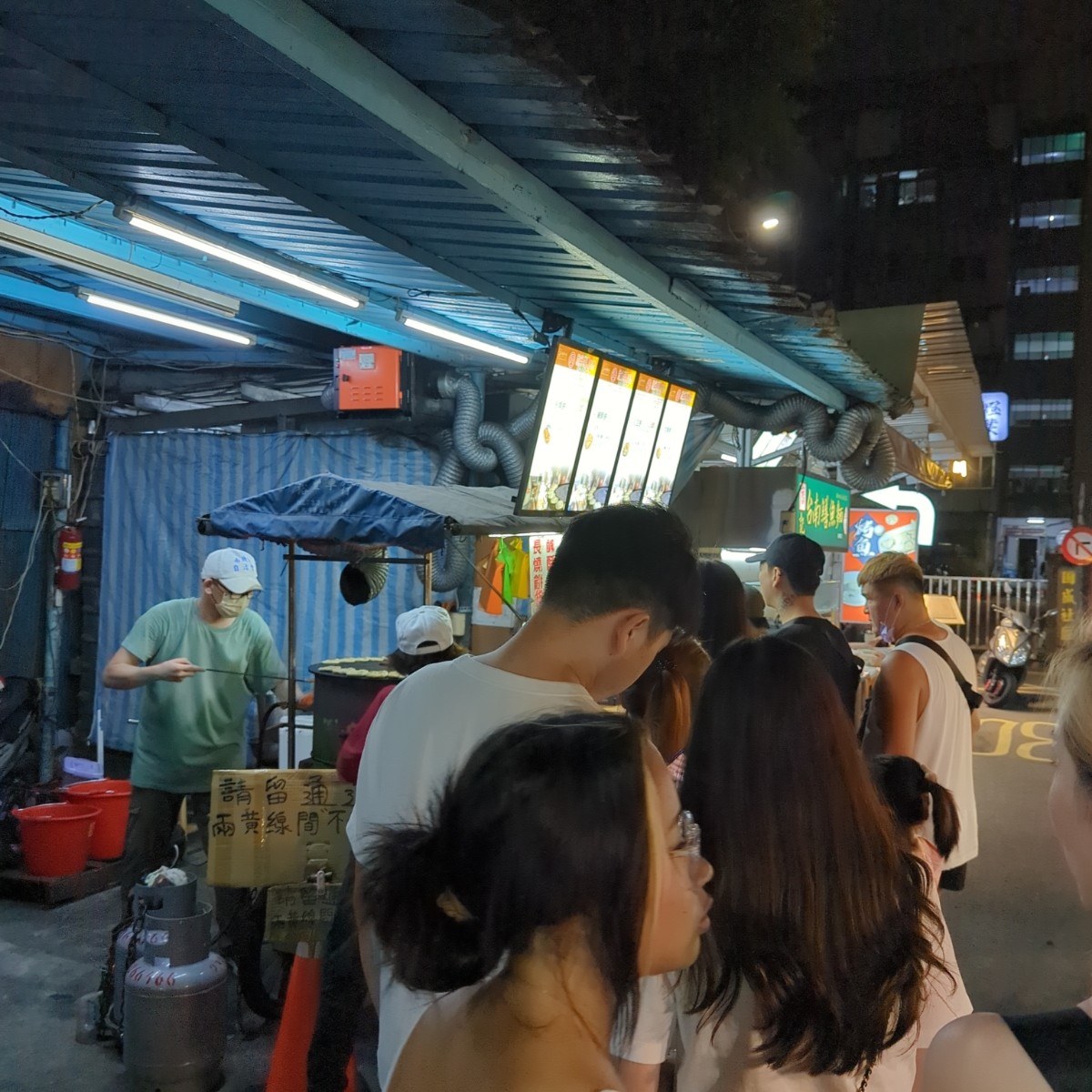 無名推車燒餅 の雰囲気の写真：排隊人潮，假日會更多人！！！ by美食玩很大 