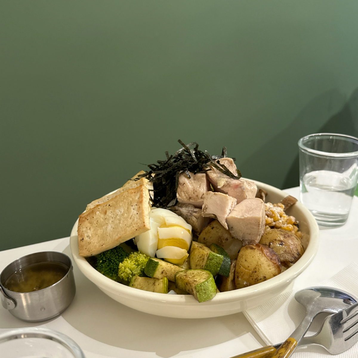 果実法式輕食碗 Growth balanced bowl のレストランの写真：一碗滿滿的法式健康碗，份量都給的超級多，會吃到很撐的那種～

這樣一碗大概是360左右的價錢，以份量 by阿波卡 