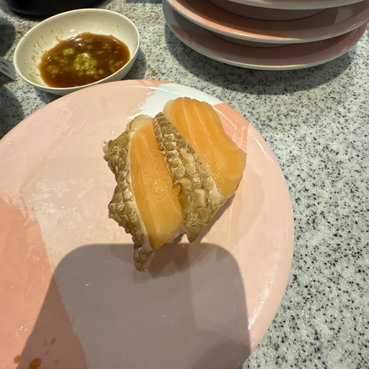 爭鮮迴轉壽司 中壢家樂福店 的餐點圖片：鮭魚🍣 由Yu Wen o(｀ω´ )o 💫 拍攝