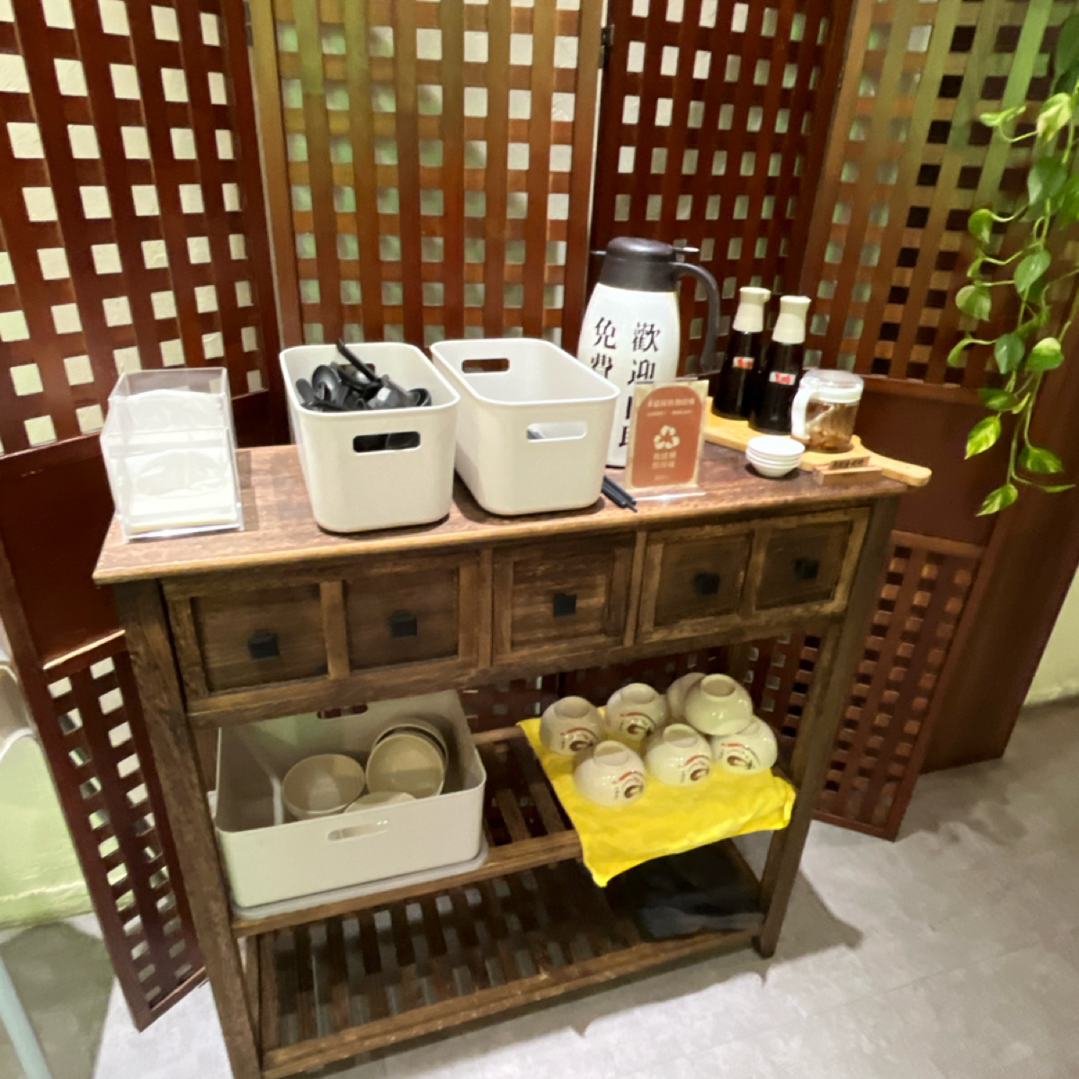 Vibe image of 麵由辛生: 餐具區，還有清湯可以自己用。 shot by Yo