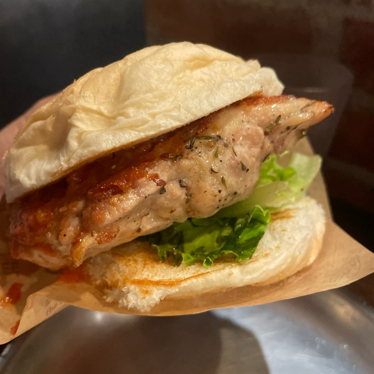 13 burger のレストランの写真：看看這個雞腿排有多厚 by乃子過日子 