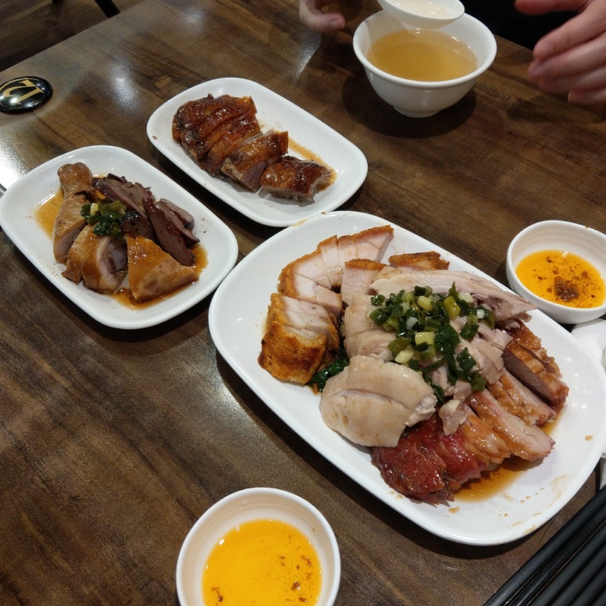Meal image of 老友記: 比較一下各種肉的份量。
拼盤可選七種肉，除了香腸
六種不同的肉都點到了
右上是內用的免費湯品，喝起來 shot by IN老師
