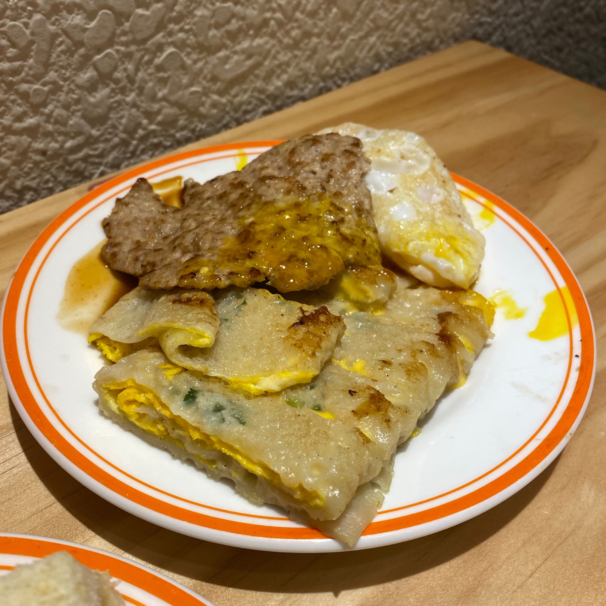 真芳碳烤吐司 內湖店 的餐點圖片：底部是這種粉漿蛋餅喔喔喔！ 由小羊的食記 JFGT 拍攝