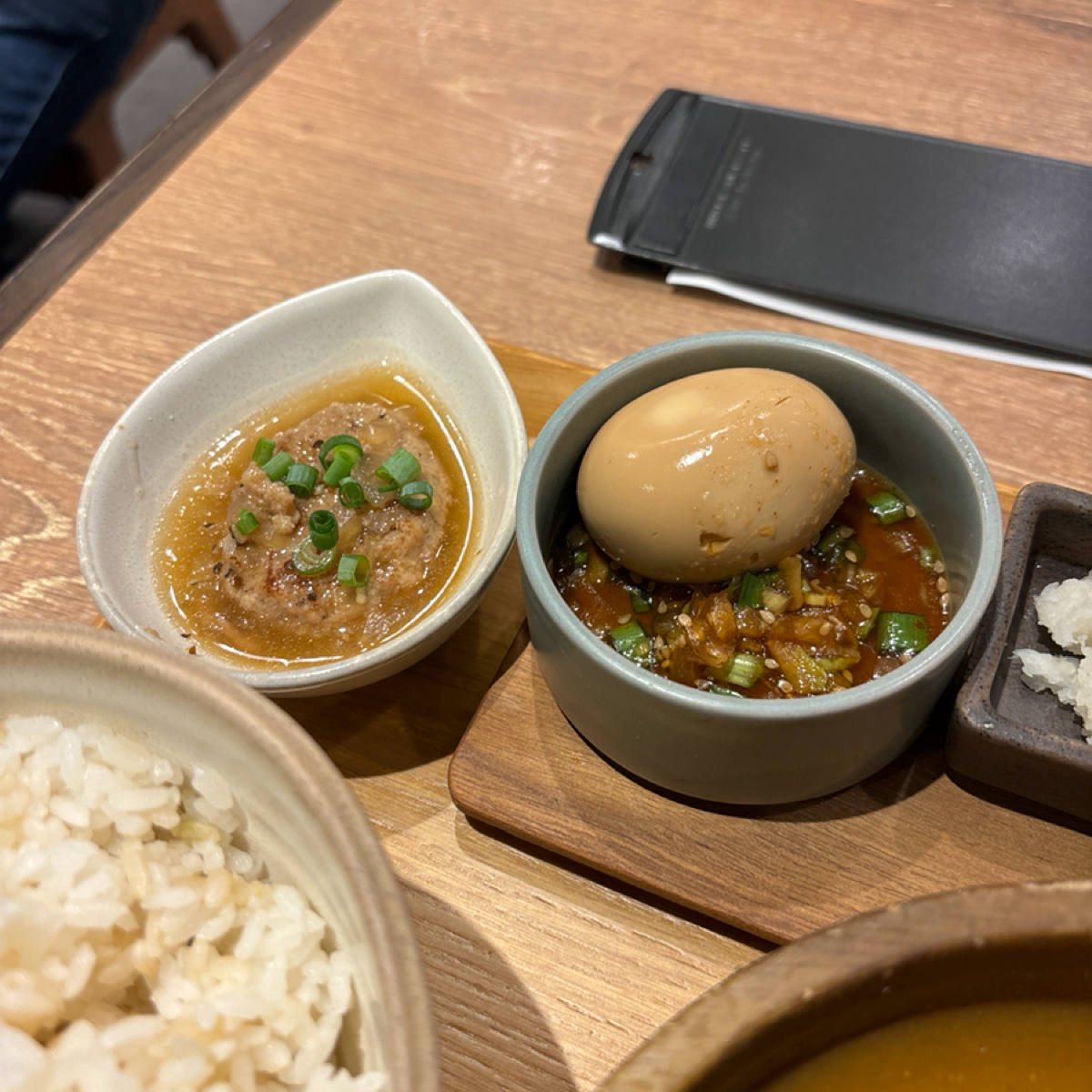 Meal image of ごはんすすむ 横浜ポルタ店: 洋蔥鹽燒一口小漢堡排和麻藥半熟蛋，本身的調味都很完美，醬汁還可以用來拌飯 shot by 秋桑