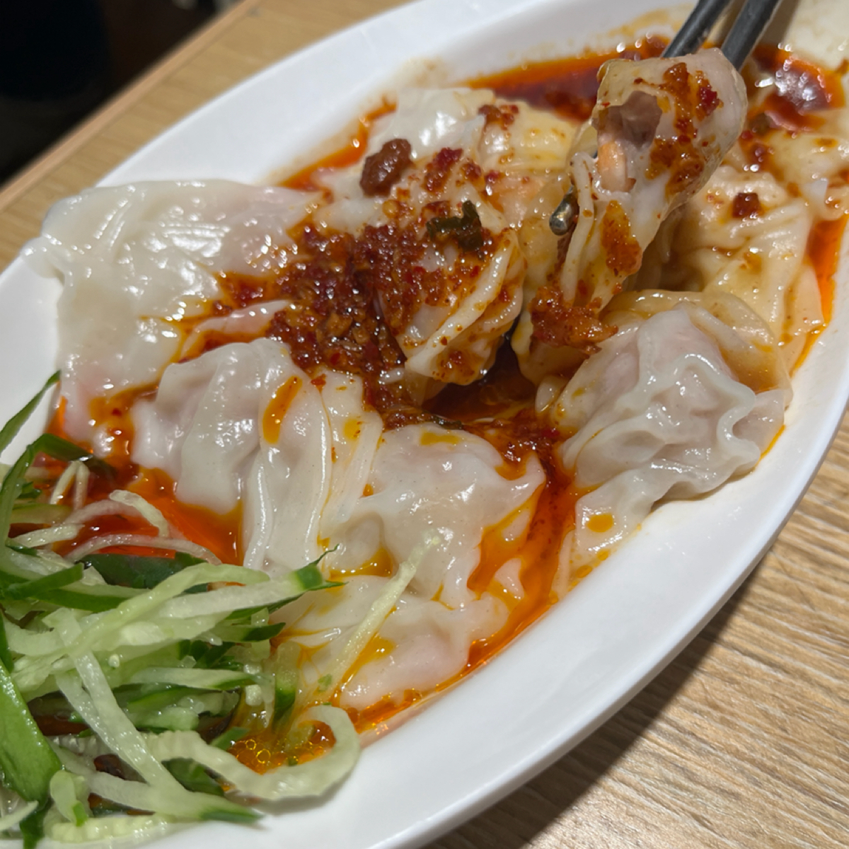 Meal image of 朱記餡餅粥店 大葉高島屋店: 鮮蝦餛飩抄手，新臺幣$130元，味道很足，香辣夠味，內餡鮮甜美味 shot by 打工仔