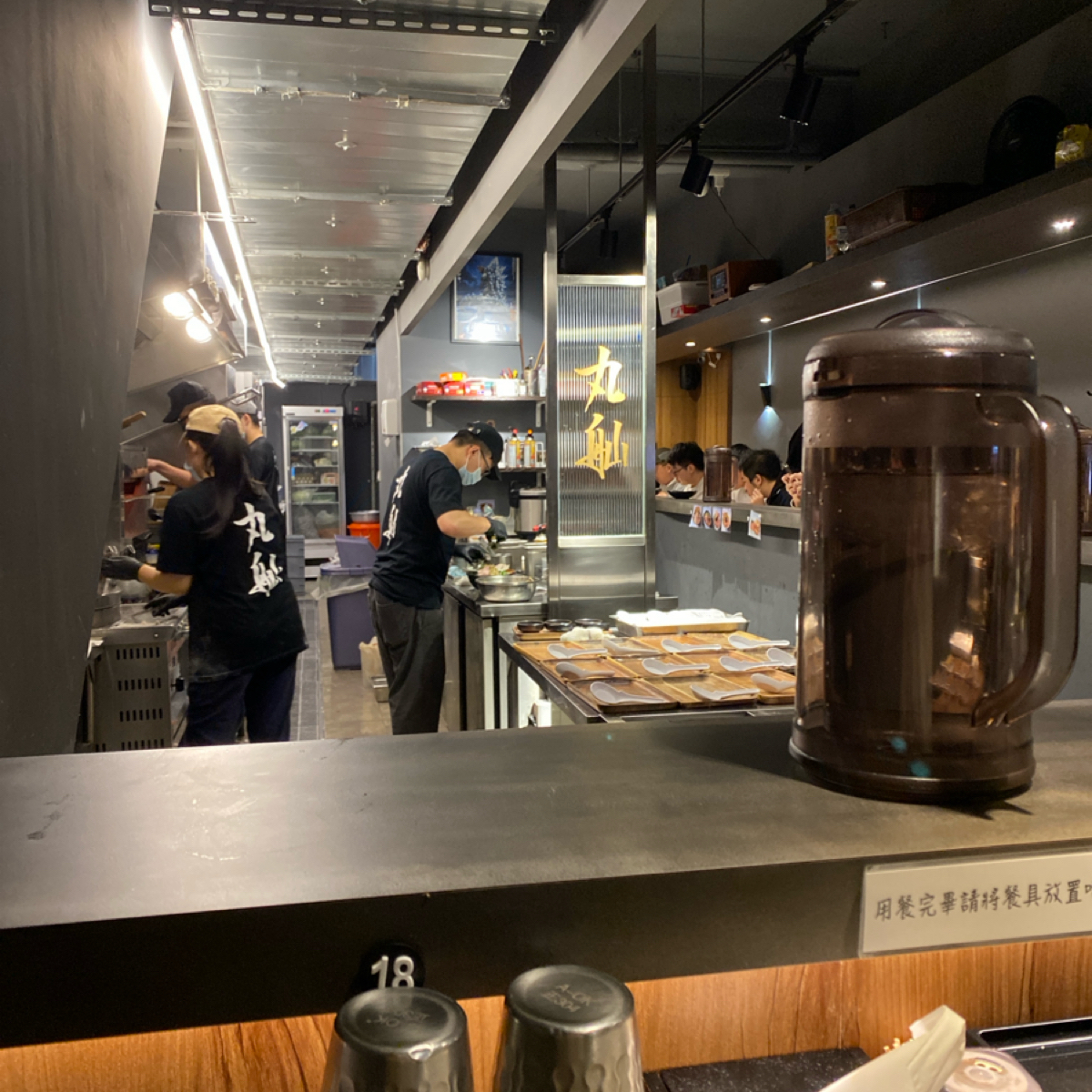 Vibe image of 丸舢拉麵 光華店: 吧台高度可以看進去廚房 shot by wei
