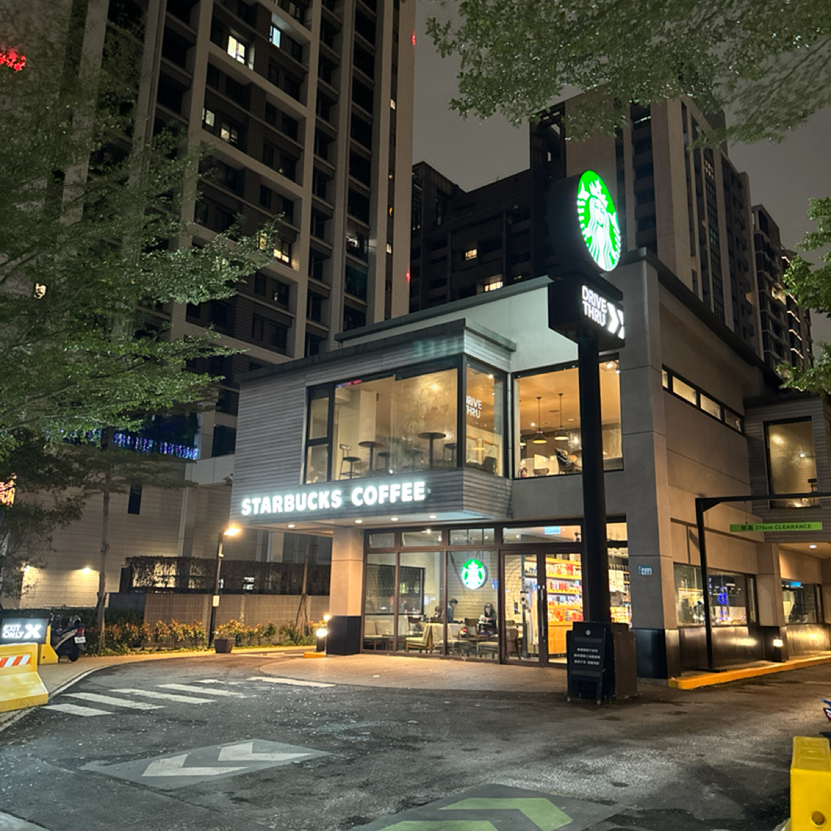 星巴克 思源門市 の雰囲気の写真：地面店、有Drive Thru車道 by我家巷口 
