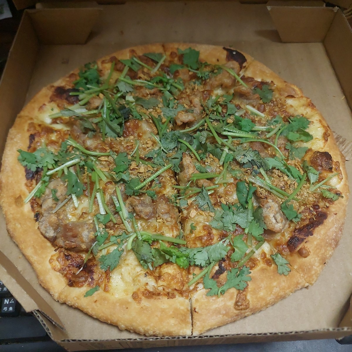 PIZZA HUT必勝客 永吉信義店 のレストランの写真：香菜富翁肉羹披薩 by永遠的新手 