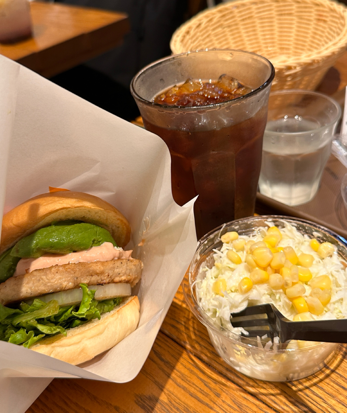 Meal image of FRESHNESS BURGER フレッシュネスバーガー 日本橋明治座前: 🍔 酪梨植物肉漢堡 ¥650

套餐 ¥490 小沙拉+美式冰咖啡 shot by 阿波卡