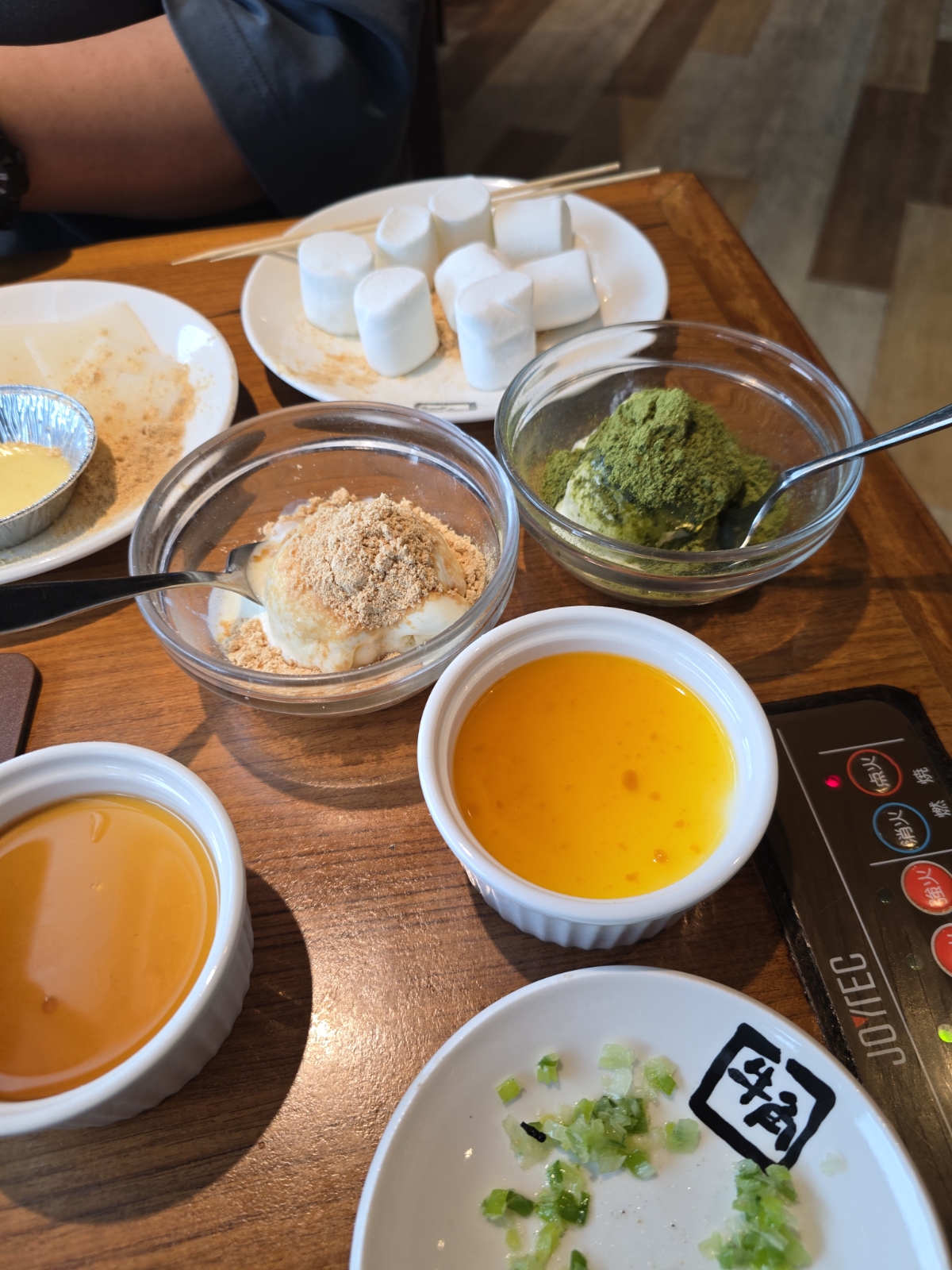 牛角日本燒肉專門店 南港車站店 のレストランの写真：烤棉花糖、牛角招牌冰淇淋與牛角奶酪 by永遠的新手 