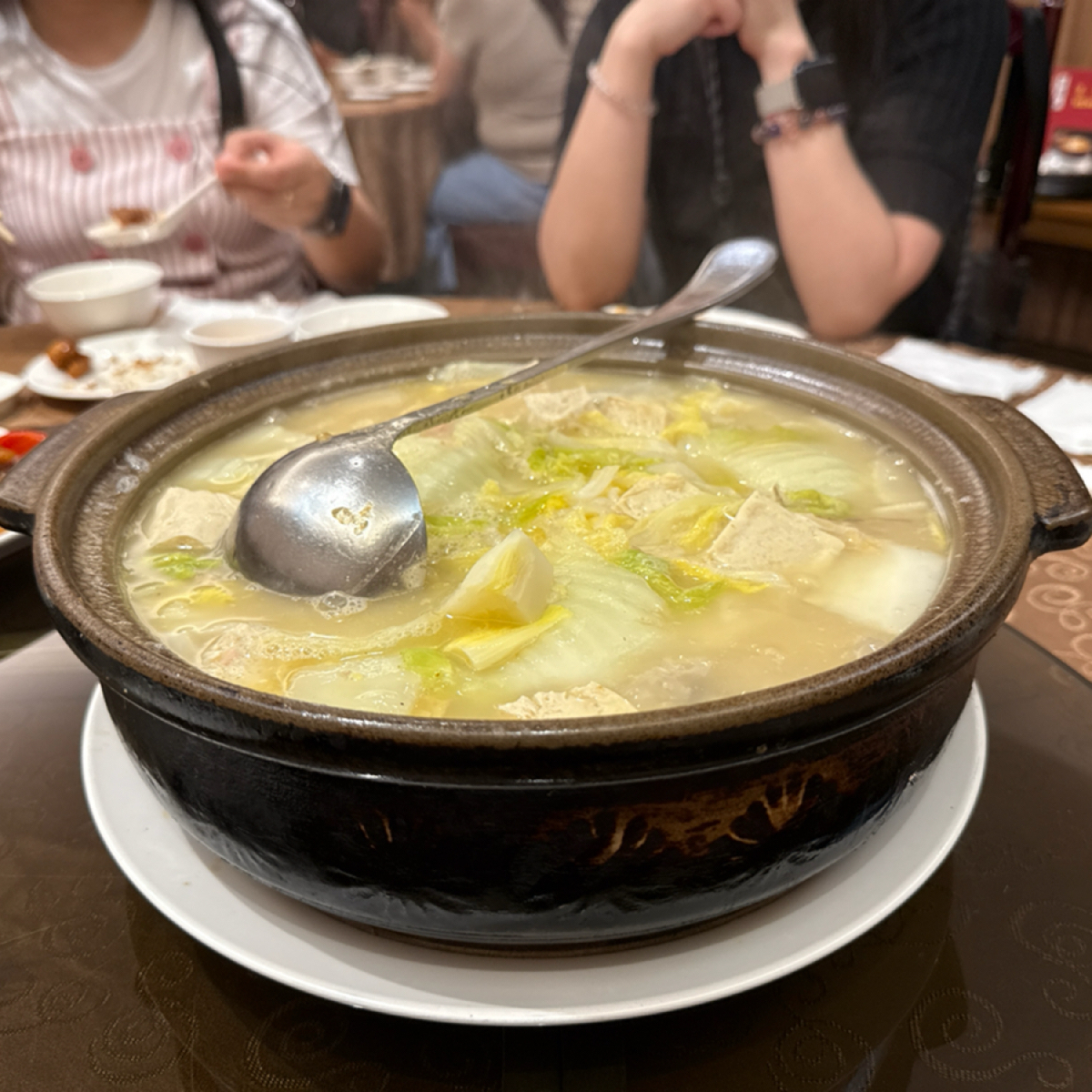 驥園川菜餐廳 のレストランの写真：加白菜跟湯回來的樣子 byalina 