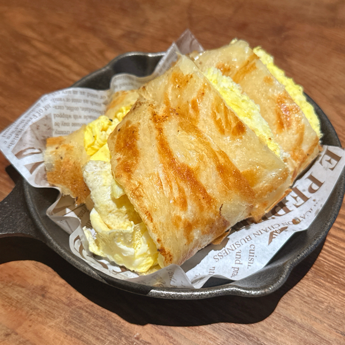 Meal image of GURU HOUSE PARK NO.4: ▪️3種起司鐵板厚夾蛋餅 $105

餅皮酥脆，而且不會到很油～超級好吃🤤
只不過在起司的部分，份 shot by 草莓肉鬆蛋吐司