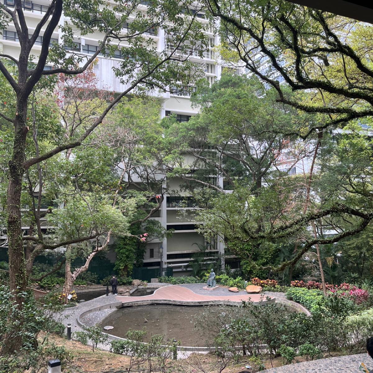 Vibe image of 美國三文治 The sandwich club  香港大學: 大家都外帶食物，坐在這裡，看著這個池子吃東西。 shot by Yo