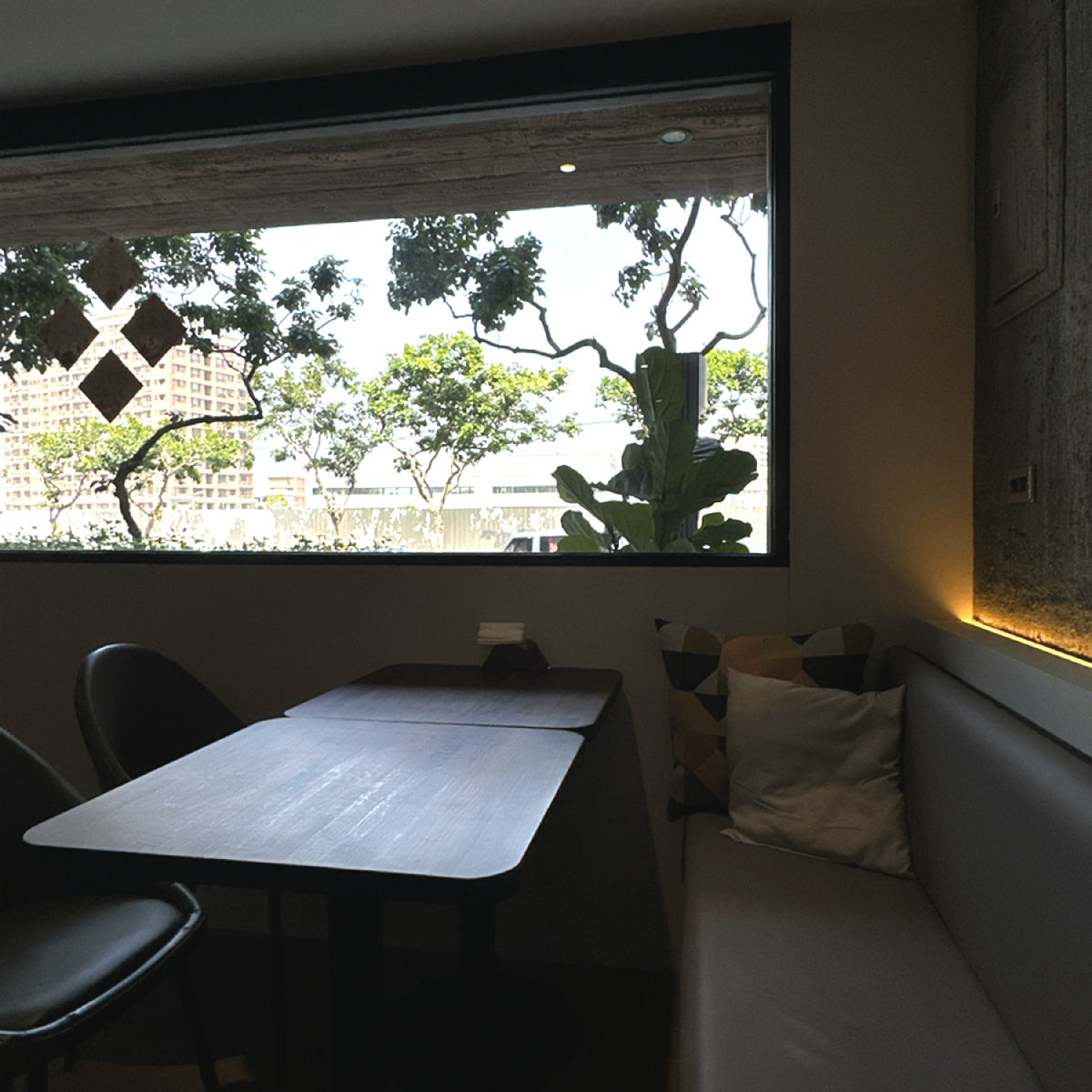 Vibe image of HUYA Coffee: 從座位看出去的景色很讚，沒有過多遮蔽物 shot by 阿波卡