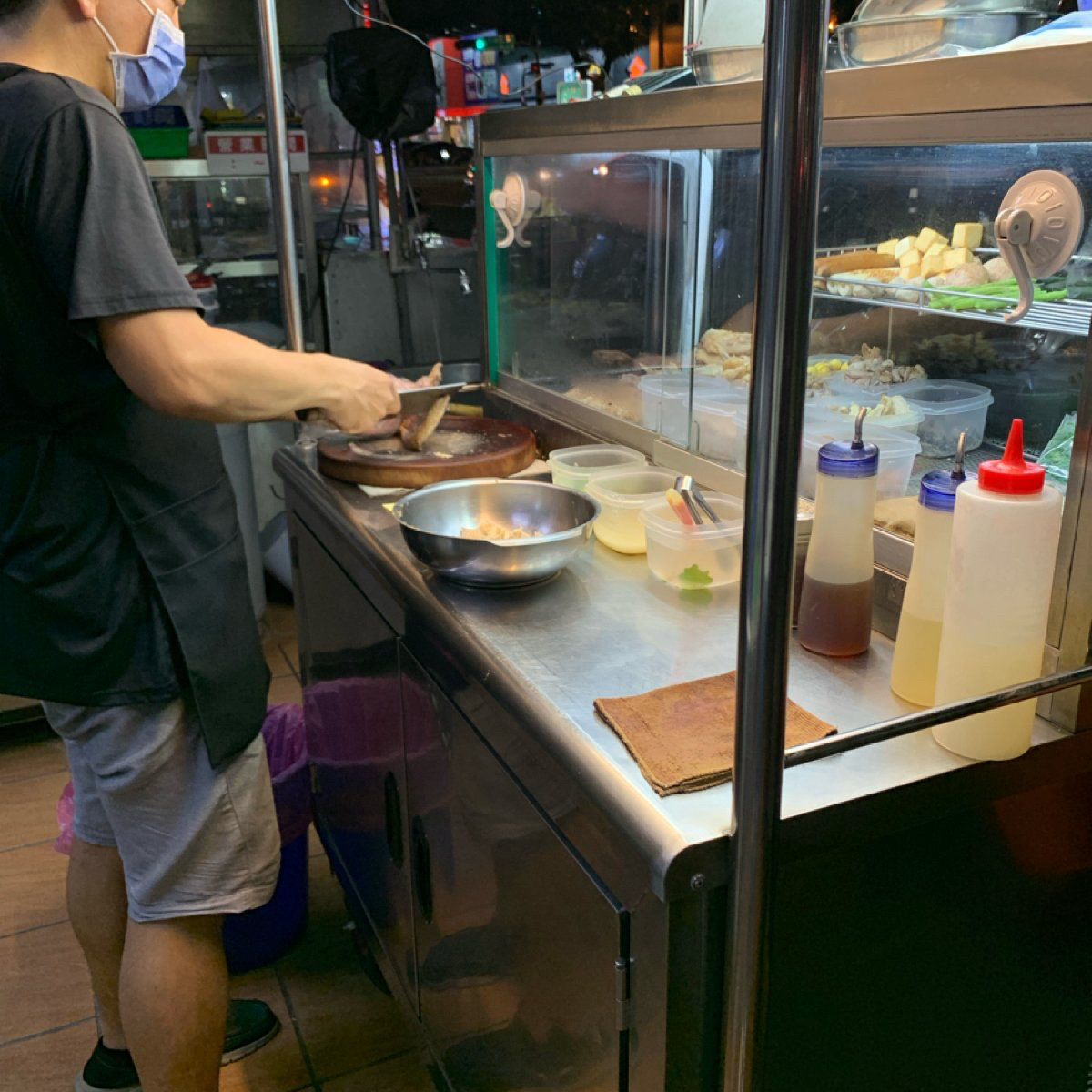 Meal image of 在地人鹽水雞 南屯大墩店: 料理的時候會戴手套🧤 桌子也都收拾的很乾淨 shot by 嚶嚶美代子