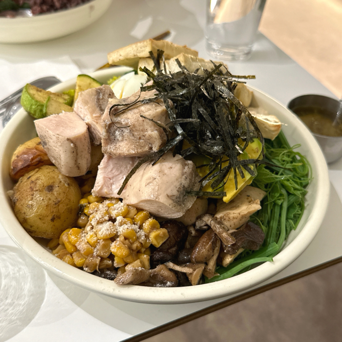 果実法式輕食碗 Growth balanced bowl のレストランの写真：連雞胸肉都給的超級爆多！
很值得的一餐 by阿波卡 