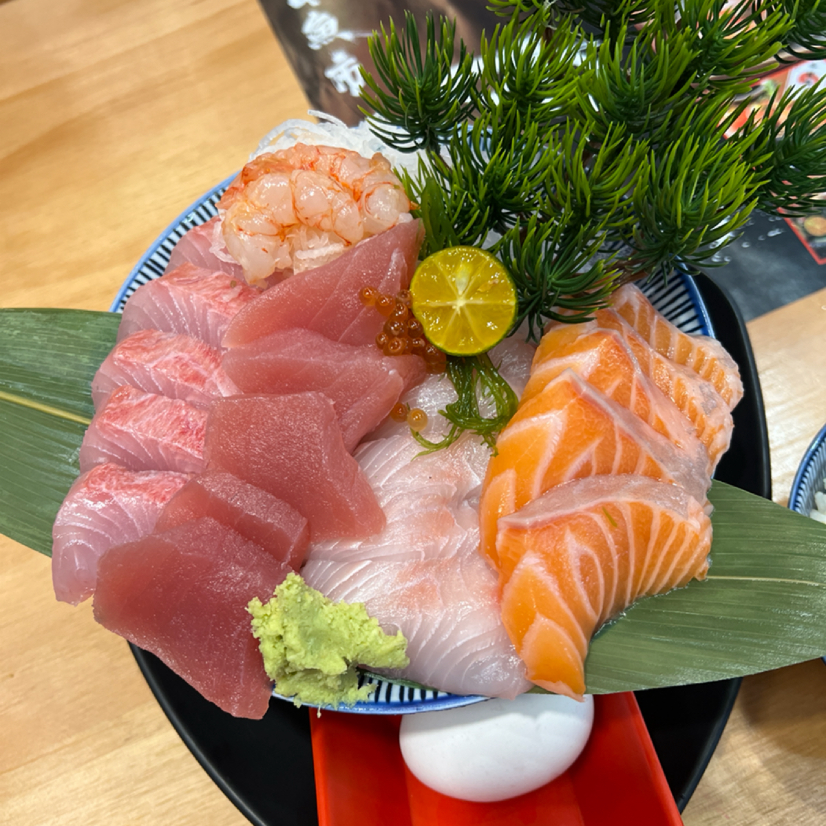 今日魚市 光華三創店 のレストランの写真：共有20片生魚片，兩隻蝦跟鮭魚卵 byWill 