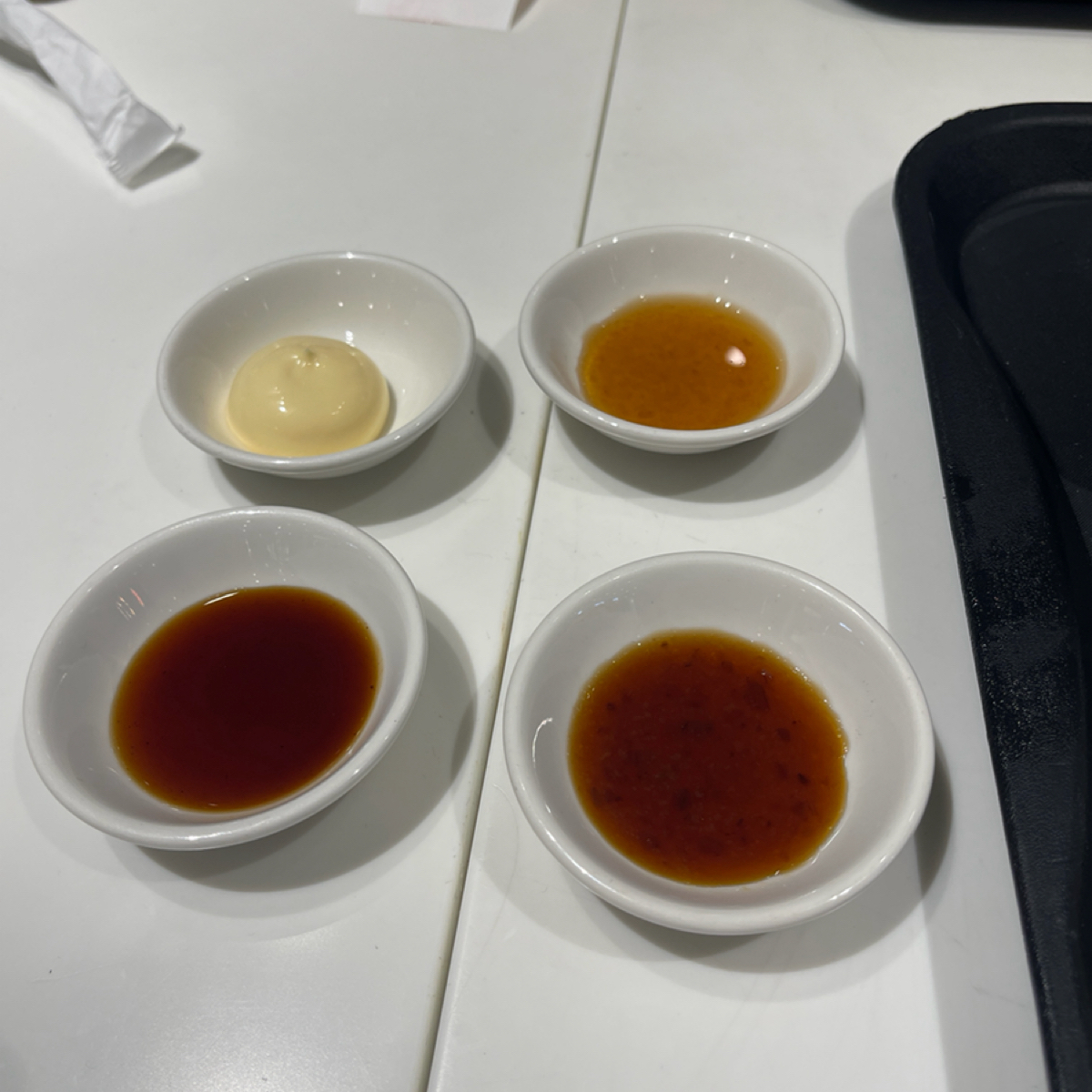 肉的長谷川 SOGO 忠孝店 のレストランの写真：醬汁：左上角要點炸雞才有，其餘櫃檯都有。 by雜學生-吃點什麼 