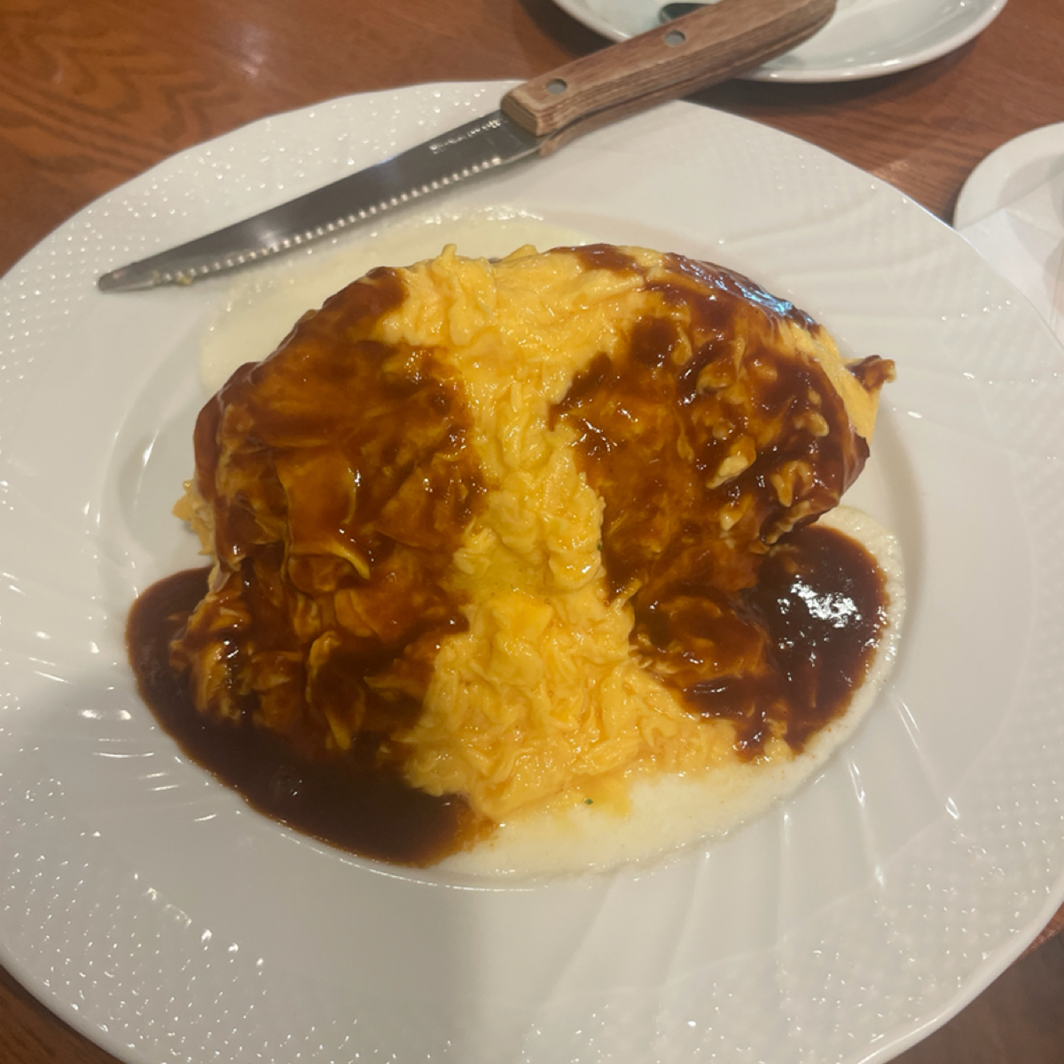 麻布笄軒 中目黒店 的餐點圖片：濃滑嫩蛋漢堡排蛋包飯（とろとろ玉子のオムリバーグ） ¥2000

但我切開了⋯⋯ 由瞳 拍攝