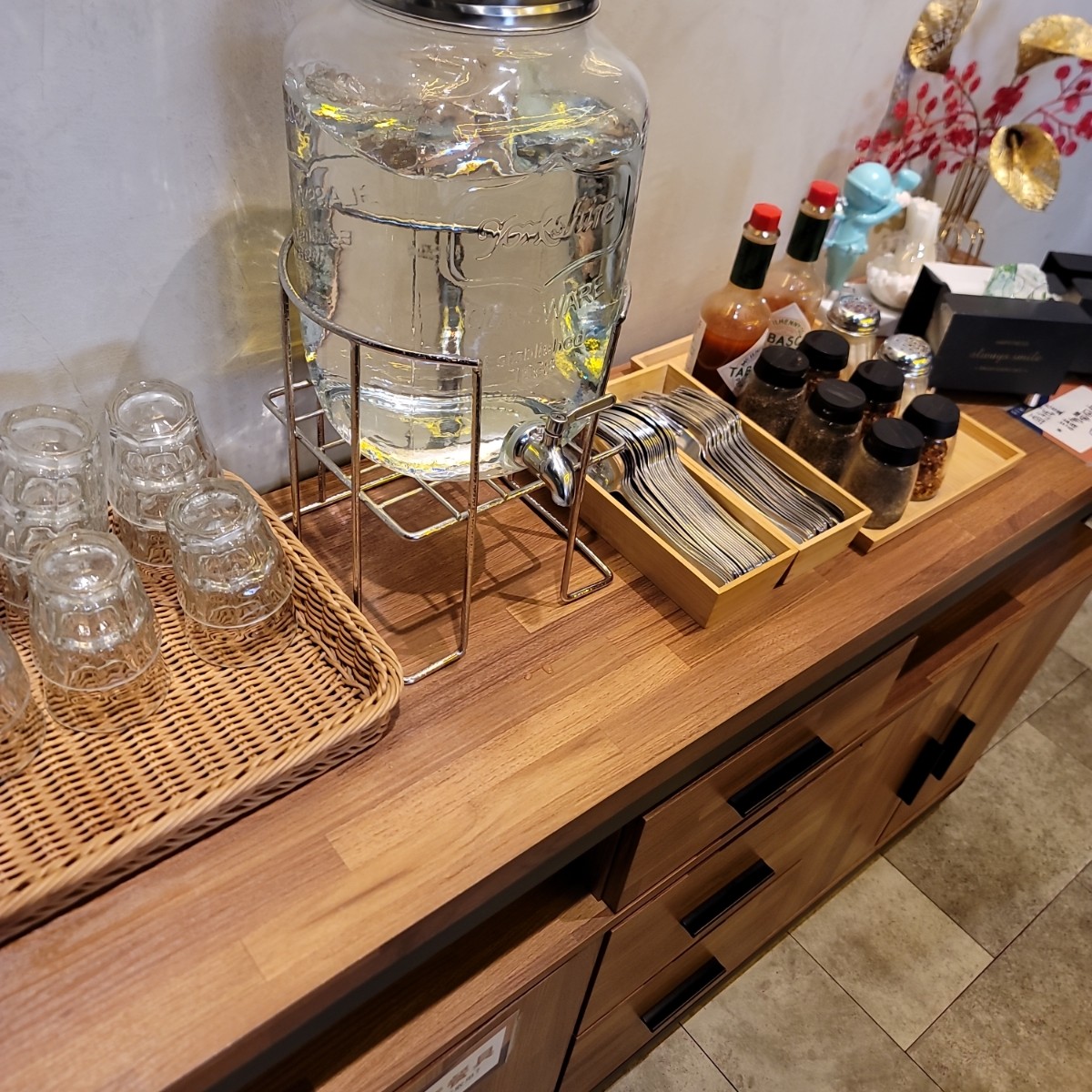 亞丁尼義式麵屋—永春店 の雰囲気の写真：餐具、調味料、飲用水自取 by我愛說實話 