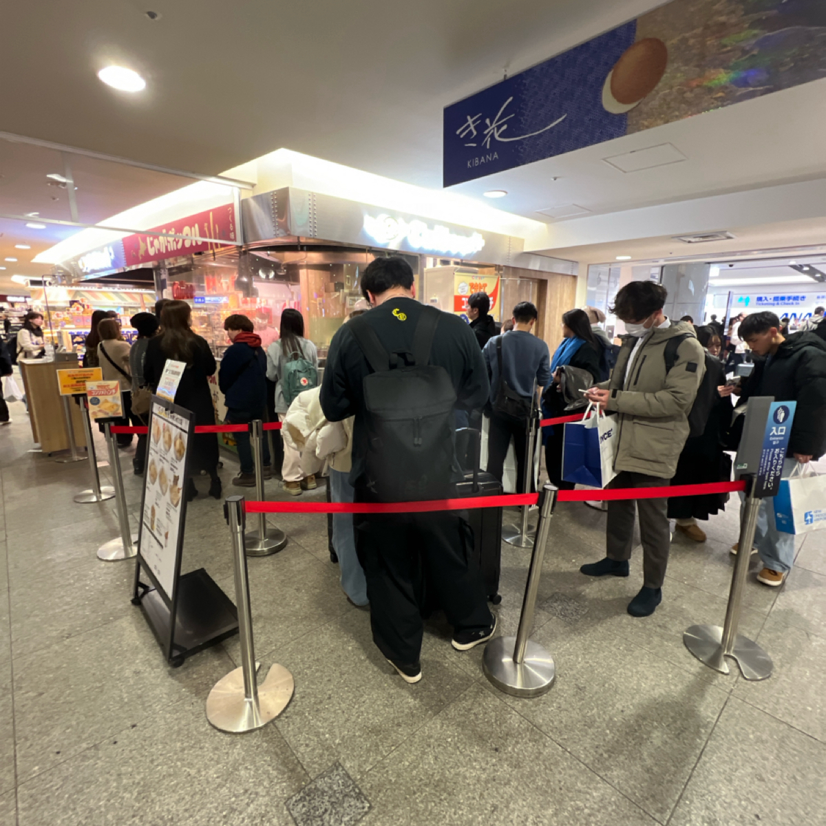 Vibe image of Calbee PLUS  新千歲機場店: 門口 shot by 動吃動吃動吃
