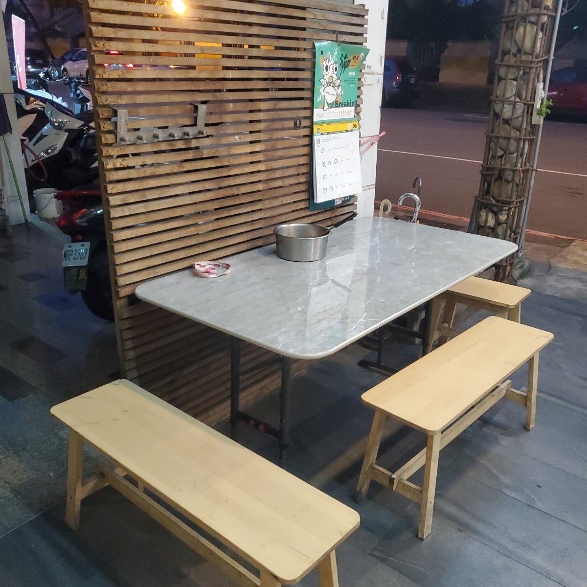 Vibe image of 榕樹下王董牛肉麵: 店門口還有一張餐桌
蠻有鄉下純樸戶外用餐的氛圍 shot by 吃貨胖胖