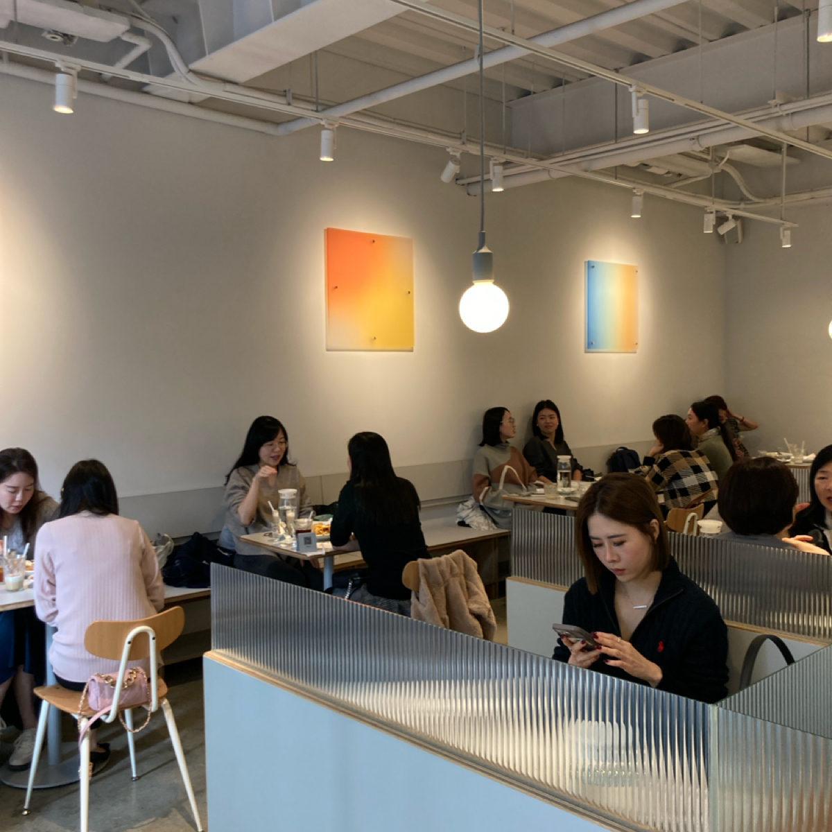 BRUN不然 信義店 の雰囲気の写真：室內座位區 by小蛙 