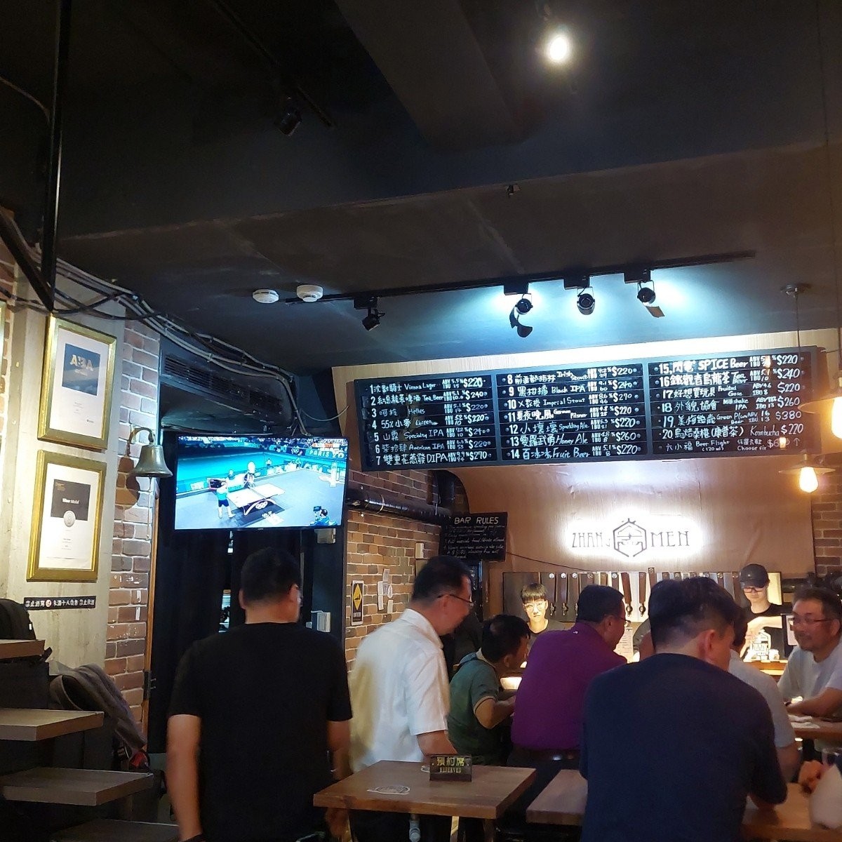 Vibe image of 掌門精釀啤酒餐廳 台北永康創始店: 店內一隅，轉播的是奧運桌球 shot by 永遠的新手