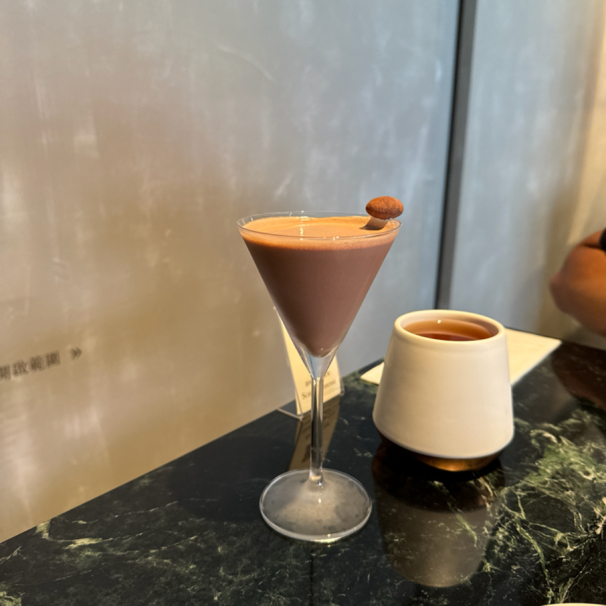 畬室法式巧克力甜點創作 YU CHOCOLATIER 的餐點圖片：巧夏以及冷泡烏龍，都使用美麗的杯具裝盛，看了心情很好；巧夏上還鑲著一顆可可杏仁豆裝飾，可以食用 由Jacker 拍攝