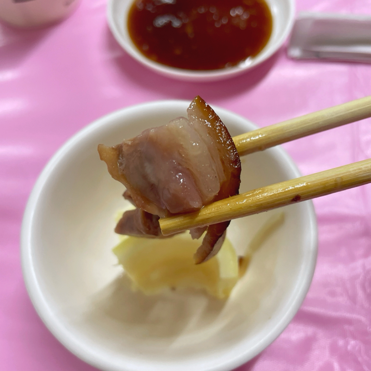 Meal image of 熊家萬巒豬腳: 仔細看可以發現肉的比例很高，肥油不多，皮也入味也很Q彈。
吃起來比較像是在吃冷滷味，不會是溫溫熱熱的 shot by 一刻又一嗑