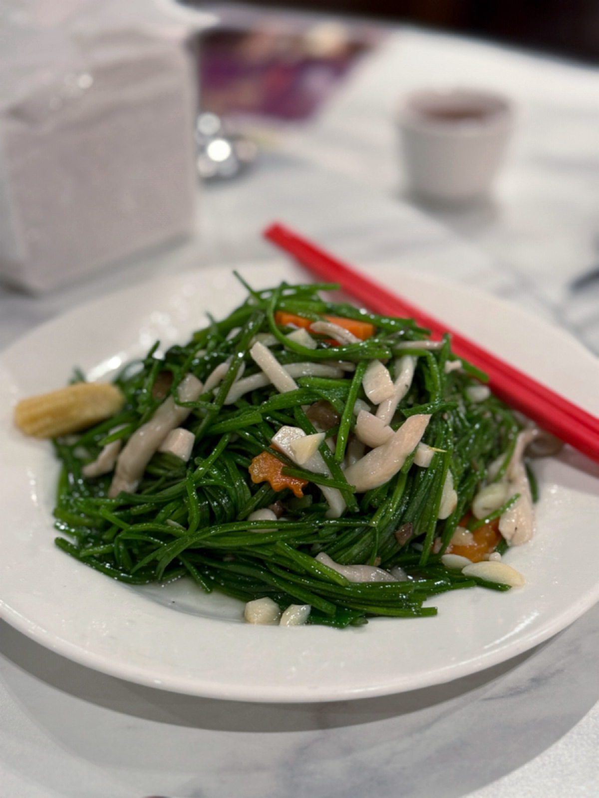 Meal image of 興蓬萊台菜餐廳 大葉高島屋店: 【水蓮炒菇】$320
水蓮嫩而不糙，調味相當豐富但得宜，很下飯，整體來說是可圈可點的青菜料理，長輩們 shot by 阿波卡