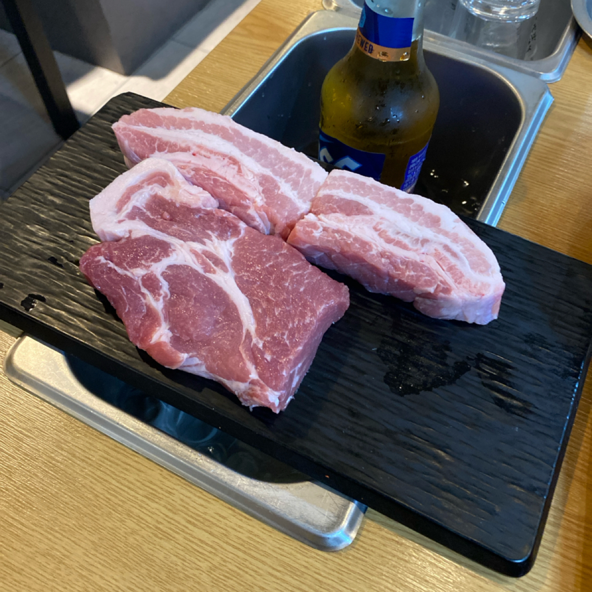 Meal image of Onyuwol Restaurant 온유월솥뚜껑삼겹살: 五花肉本人 shot by wei