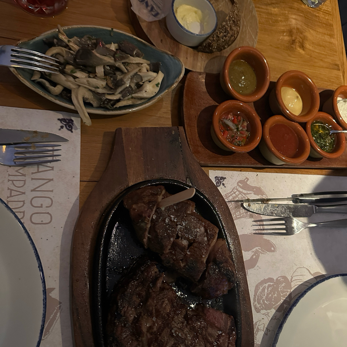Tango  のレストランの写真：牛扒配送六種不同醬汁 byMyfoodmates 